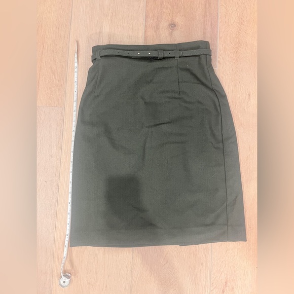 Green mini skirt - Picture 3 of 3